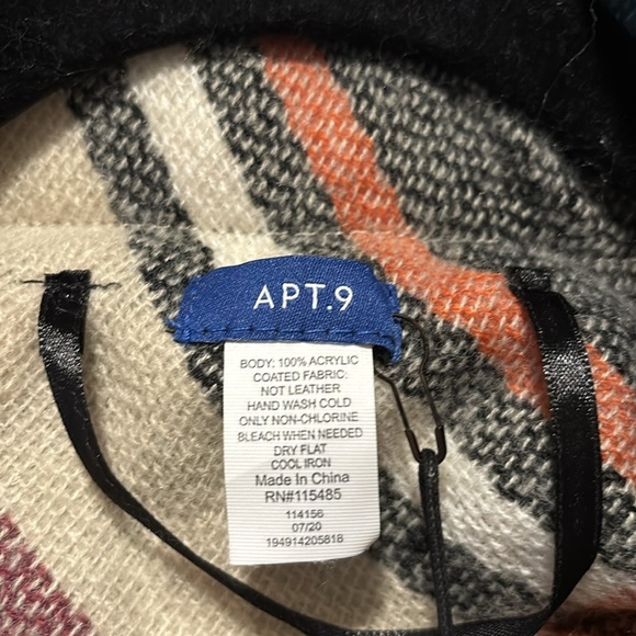 Poncho - Picture 4 of 9